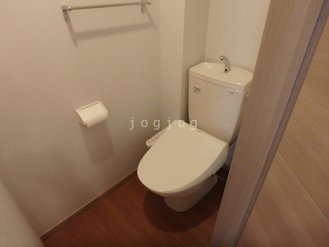 トイレ　嬉しい温水洗浄便座付きのトイレです。