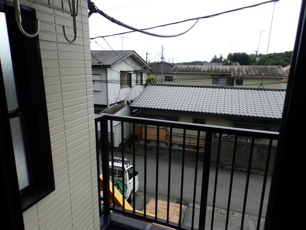 バルコニー　バルコニーは屋根付きです