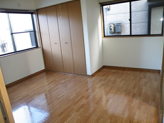 居室・リビング　角なので窓がたくさんあり日当たり良好です