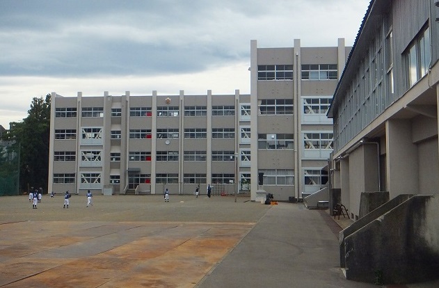 【上越市寺町のマンションの小学校】