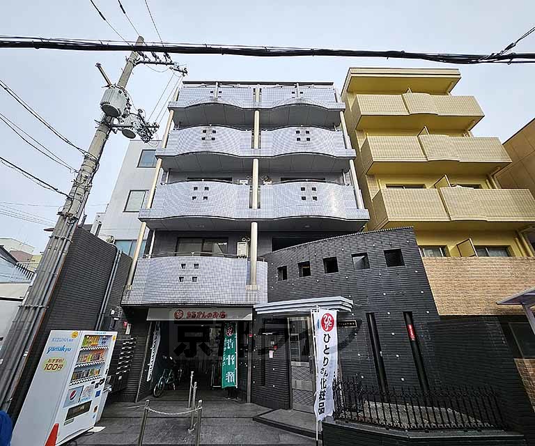 カミュエラ四条の建物外観