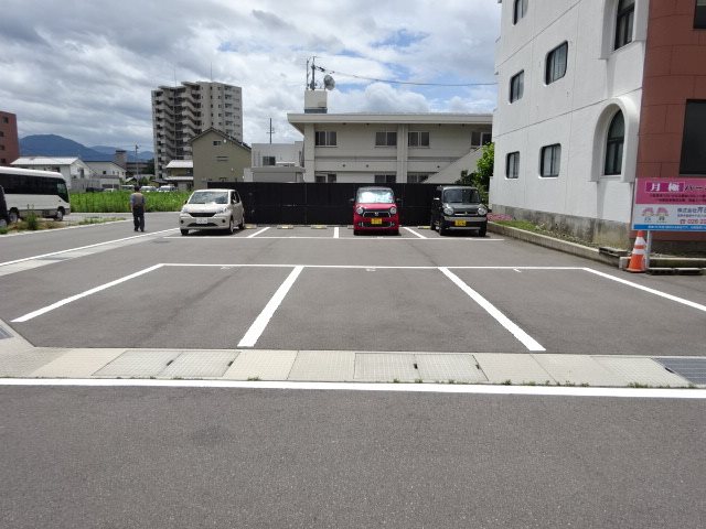 【長野市大字栗田のマンションの駐車場】