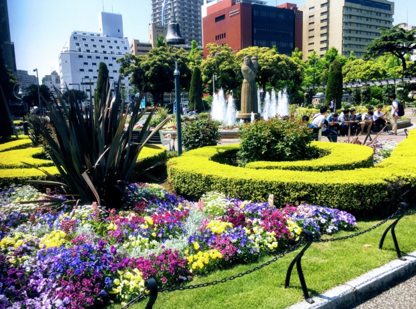 【横浜市中区若葉町のマンションの公園】