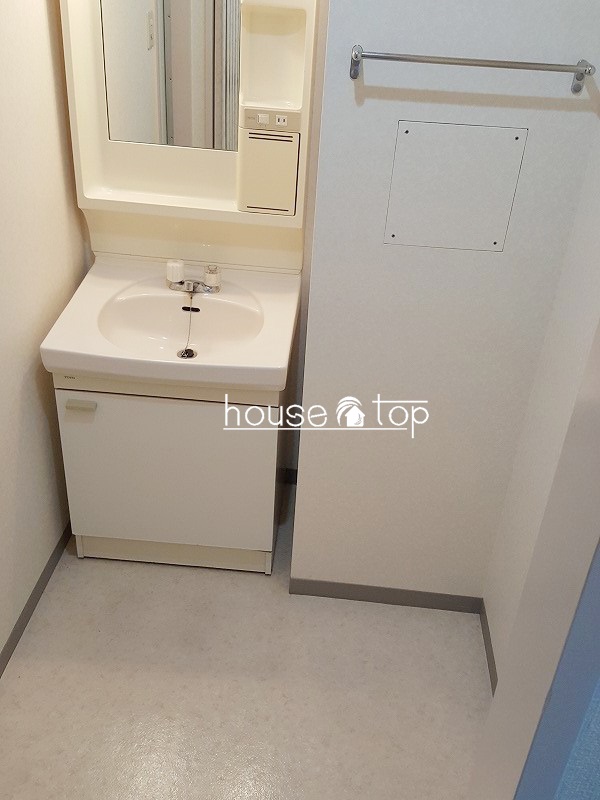 洗面設備　ゆったりとした脱衣スペースです♪