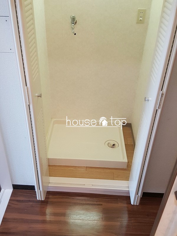 洗面設備　洗濯機置場には扉があります！洗濯機の音も軽減してくれますよ♪