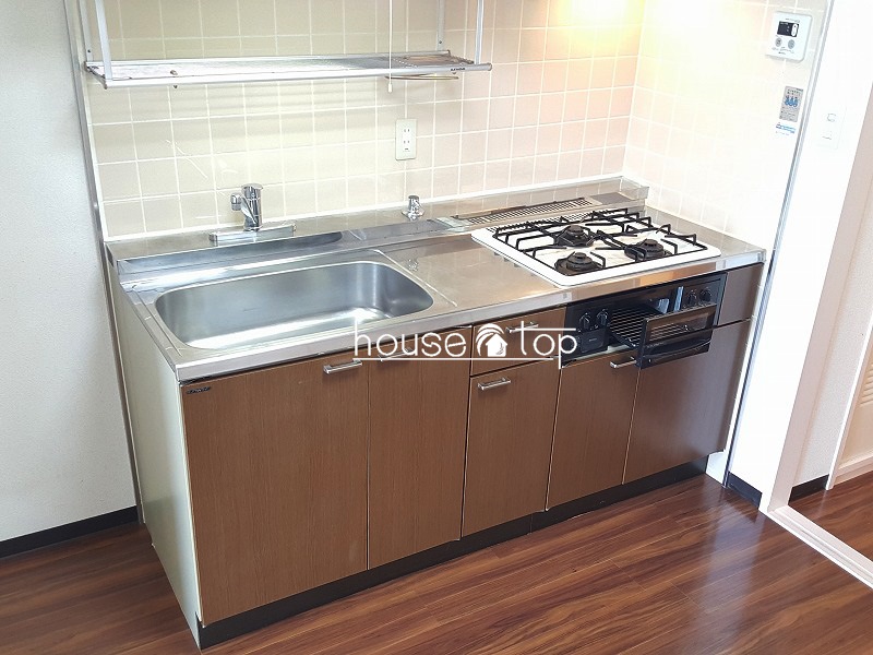 キッチン　3口コンロ付システムキッチン！調理スペースも広くて快適です♪