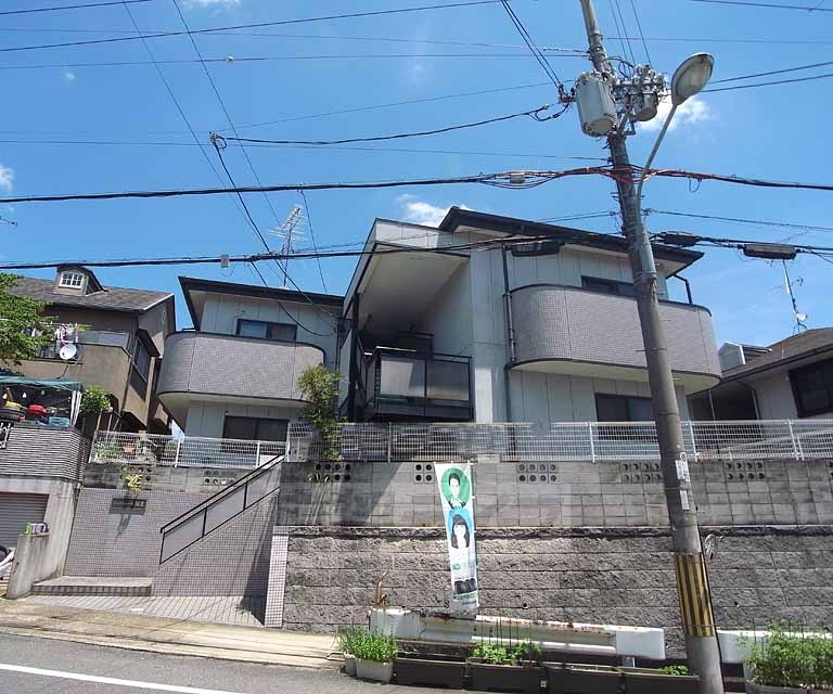 京都市伏見区深草大亀谷岩山町のマンションの建物外観