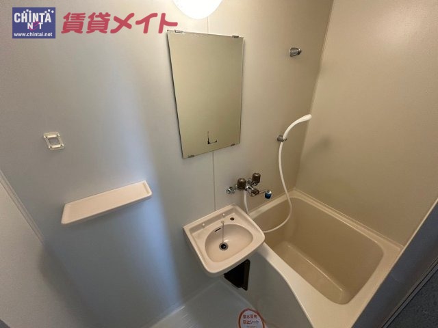 【津市乙部のアパートの洗面設備】