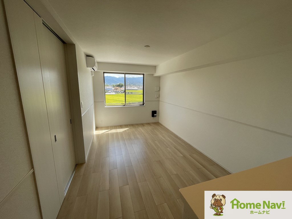 居室・リビング　エアコン２台付きです。