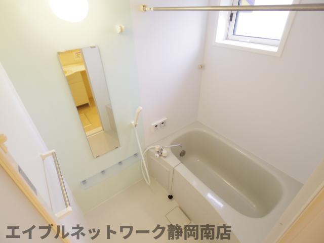 バス・シャワールーム　落ち着いた空間のお風呂です