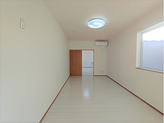 その他　参考写真　キッチンからお部屋を見た様子です