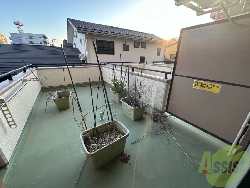 バルコニー　ルーフバルコニーで広々としていて洗濯物もたくさん干せますよ。