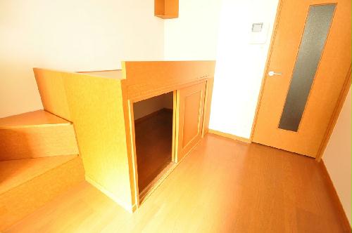 収納　ベッド下には広々収納スペース！