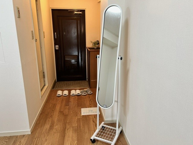 ロビー　大きい鏡もプレゼントします