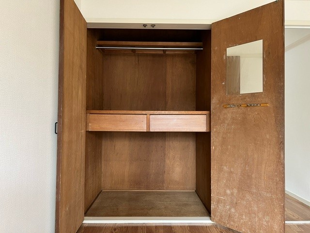 収納　広い収納（真ん中に引き出しがあります）