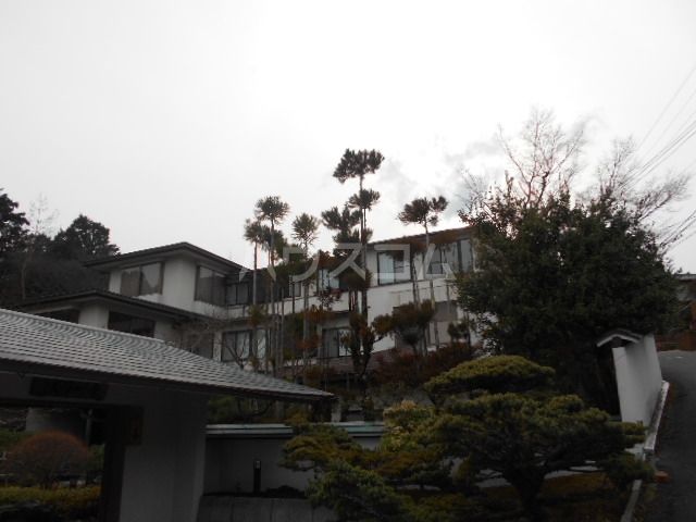 京都市右京区鳴滝音戸山町のマンションの建物外観