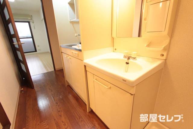 洗面設備　洗面台にも収納があります