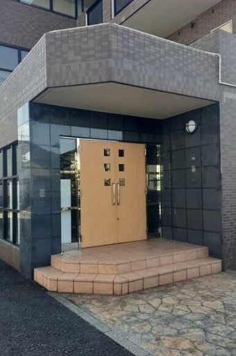 【大和市桜森のマンションのエントランス】