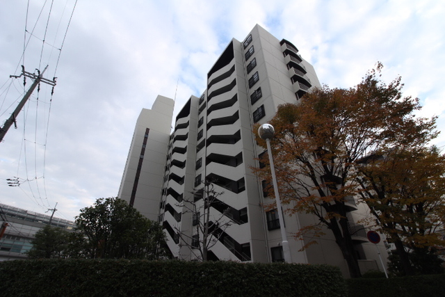 南茨木駅前ハイタウンK棟の建物外観