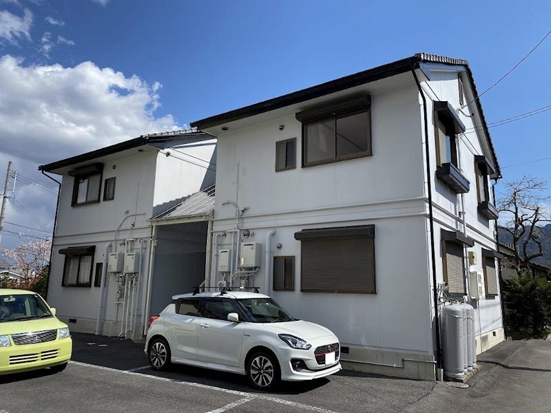 上田市中野のアパートの建物外観