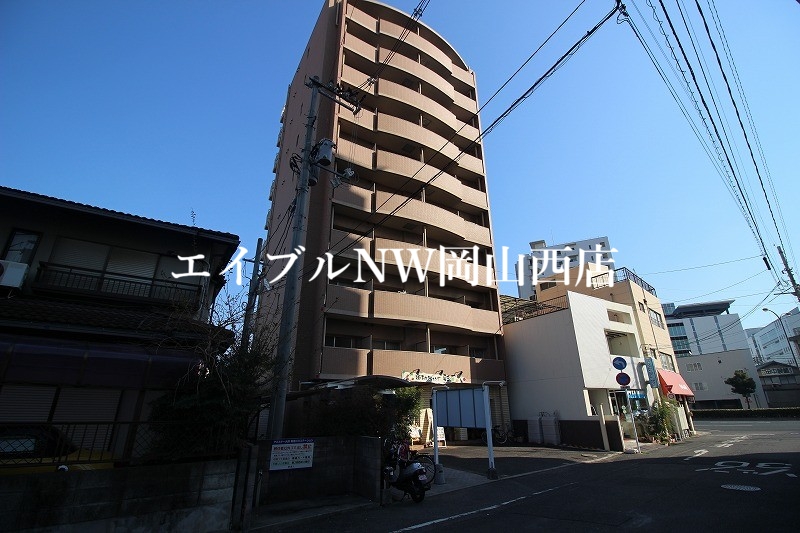 【岡山市北区大供表町のマンションの建物外観】