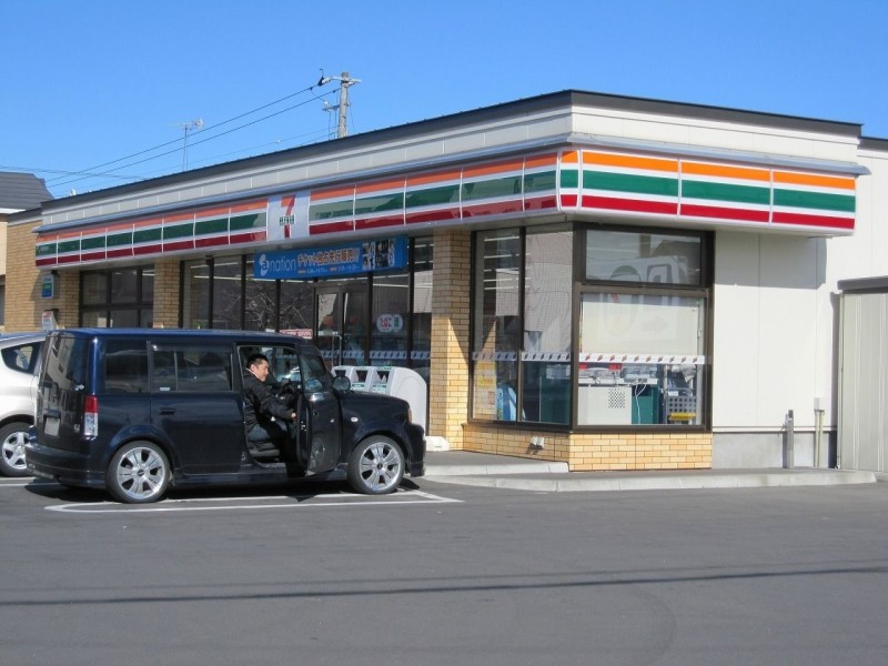 【苫小牧市桜木町のアパートのコンビニ】