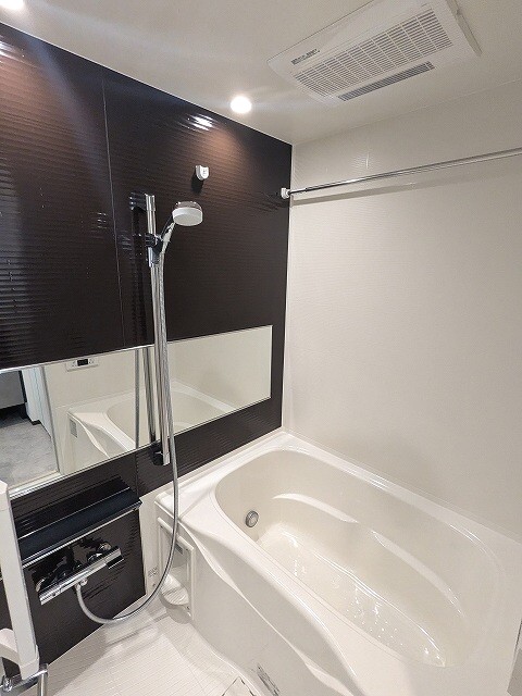 バス・シャワールーム　追焚オートバス、浴室換気乾燥機、ワイドシャワーヘッド