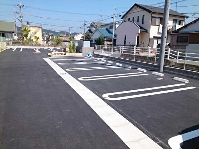 【和歌山市榎原のアパートの駐車場】