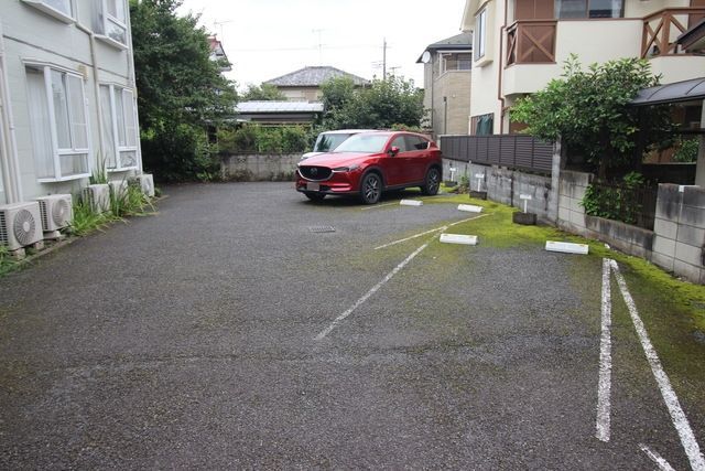 【東村山市野口町のアパートの駐車場】