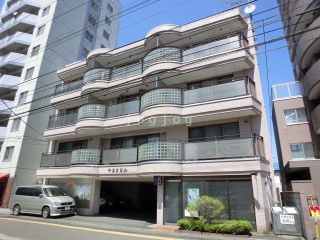 札幌市白石区東札幌三条のマンションの建物外観