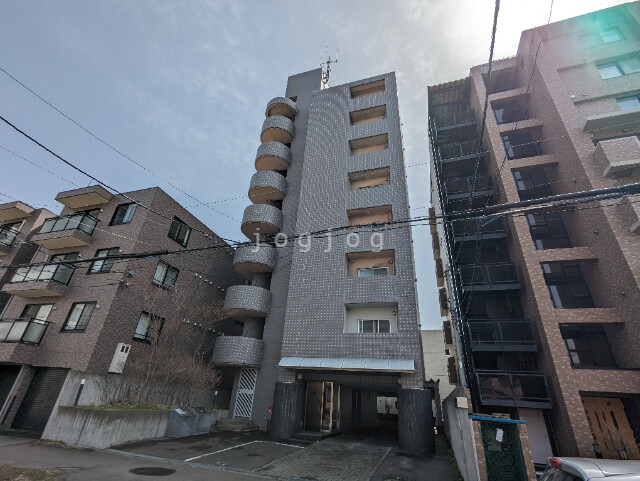 札幌市北区北二十二条西のマンションの建物外観