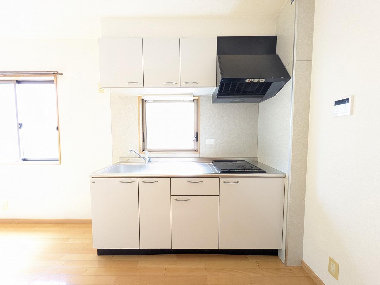 キッチン　キッチンには小窓がついています