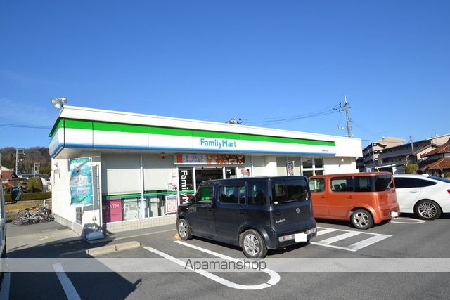 コンビニ　ファミリーマート（コンビニ）まで628m