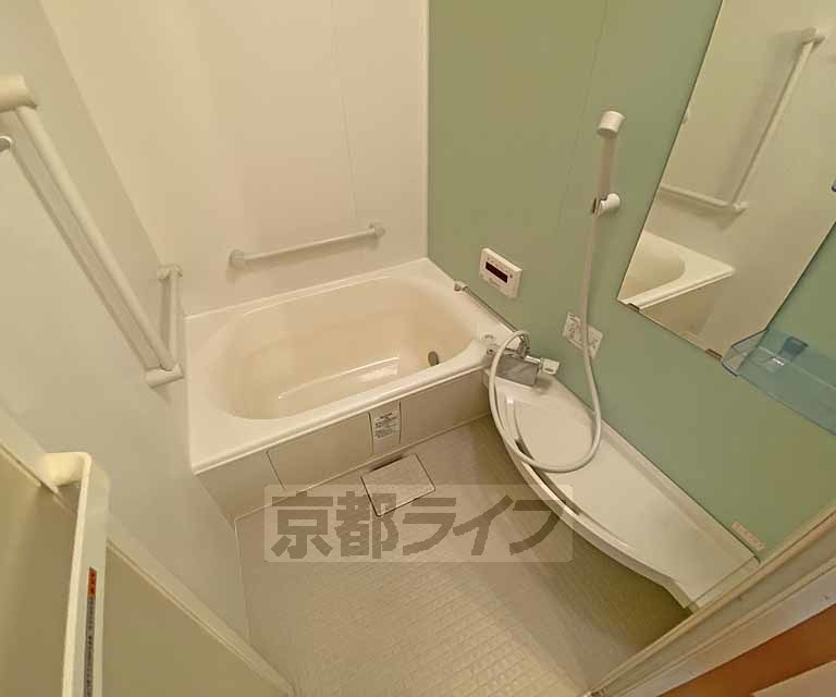 バス・シャワールーム　追い炊き機能付きでいつでも快適に入浴できます。