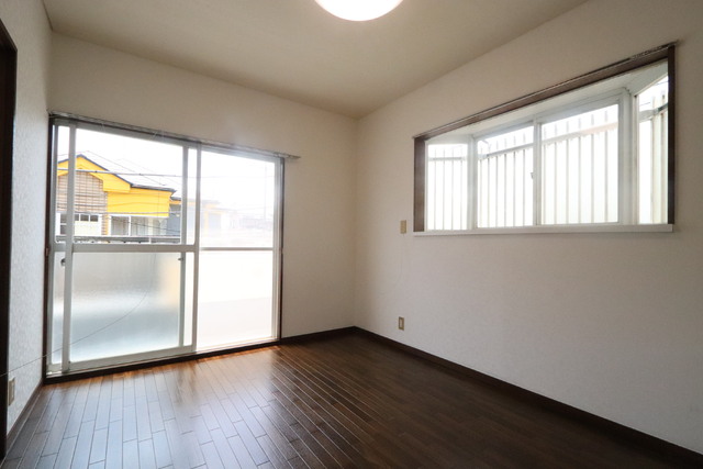 居室・リビング　二面採光の居室