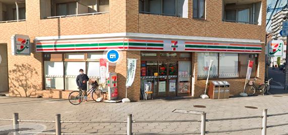 コンビニ　セブンイレブン 大阪新町4丁目店（コンビニ）まで64m