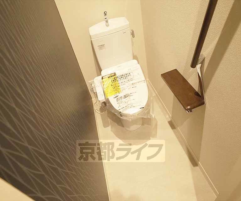 トイレ　トイレには手すりがついています