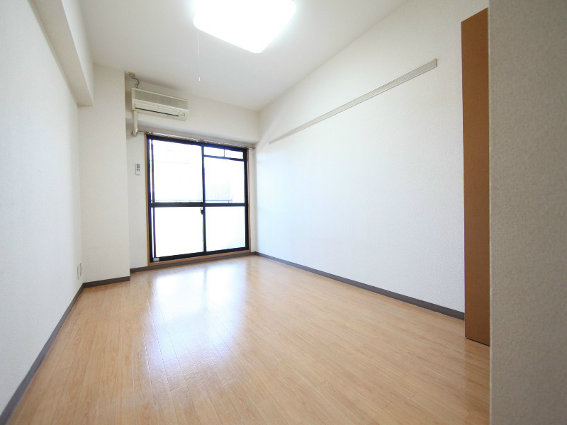 その他　洋室7.9帖　エアコン付　バルコニーに面しています