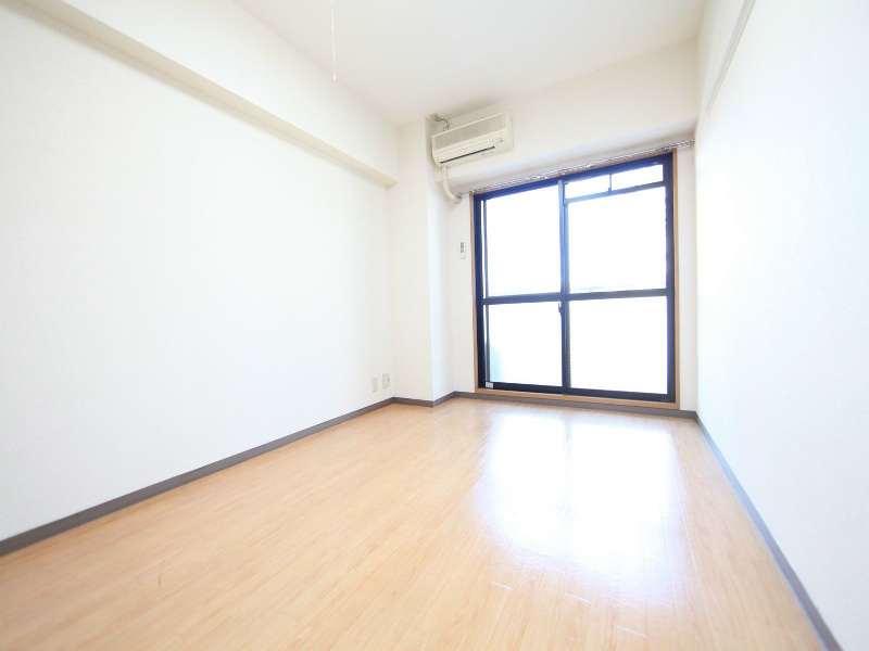 バルコニー　洋室7.9帖　エアコン付　バルコニーに面しています