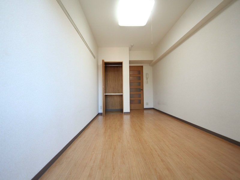 居室・リビング　洋室7.9帖　エアコン付　バルコニーに面しています