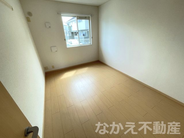 その他部屋・スペース　落ち着いた色調の寝室です