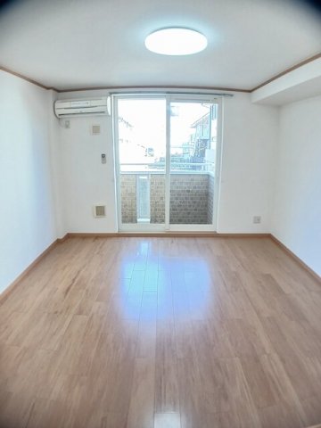 居室・リビング　内装は落ち着いています