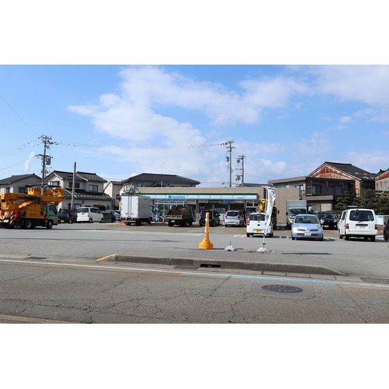 コンビニ　ファミリーマート富山岩瀬浜店（コンビニ）まで650m