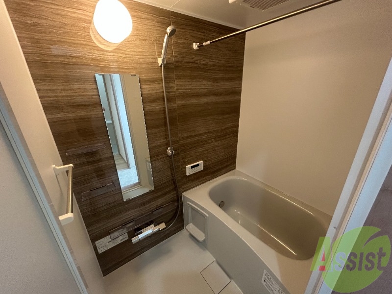 バス・シャワールーム　浴室は狭すぎず、シャワーも浴びやすそうです。