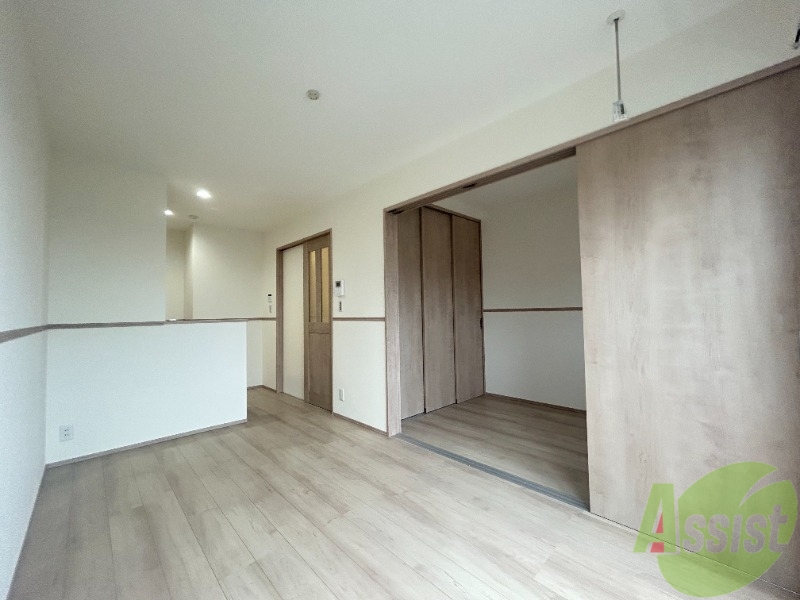 居室・リビング　８帖のＬＤＫです。広々としてきれいですね。