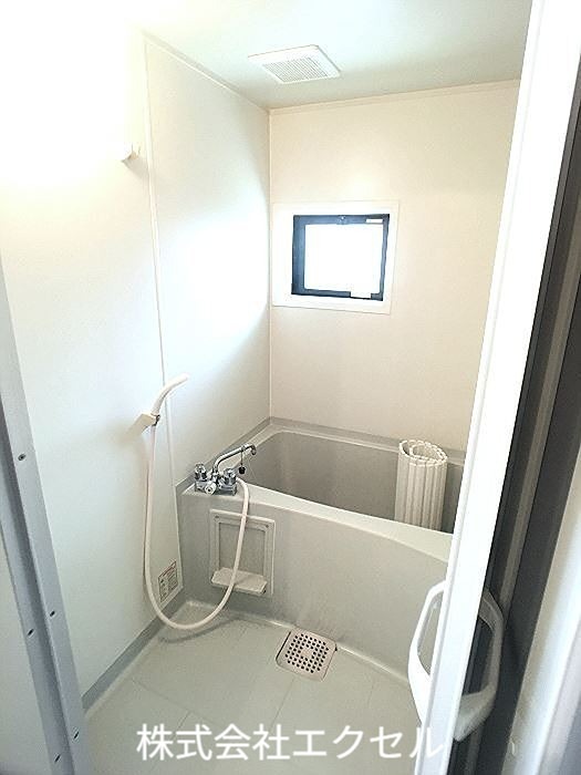 バス・シャワールーム　窓付きの浴室です。