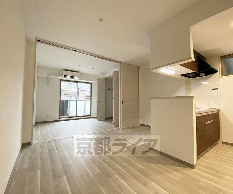 居室・リビング　奥行きの広いリビングになっております。