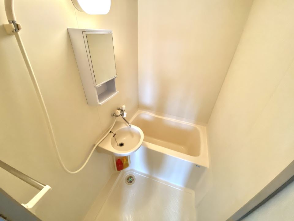 バス・シャワールーム　鏡・洗面台アリ　ゆったりバスタイム♪