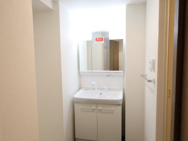 洗面設備　同系反転モデル写真