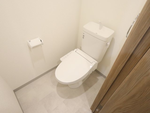 トイレ　同系反転モデル写真